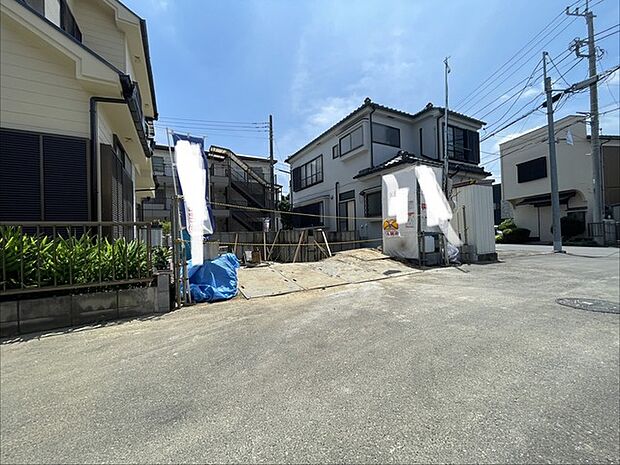 周辺の街並みに調和する、日々の暮らしを見守るような落ち着いた佇まいの敷地です。