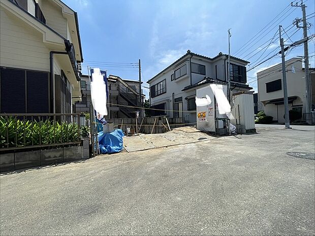 周辺環境に溶け込みながらも、これからの暮らしの拠点として可能性を感じさせる整った街並みの一角です。