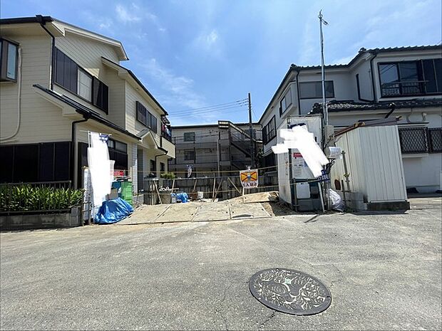 周辺の住環境と調和しながら、暮らしの基盤として静かに佇む良好な立地環境です。