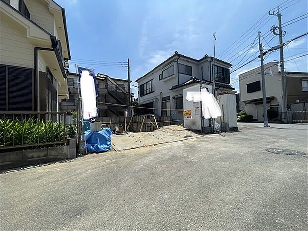 周囲の住宅環境に馴染む落ち着いた街並みの中で、新たな暮らしの可能性を感じさせる敷地です。