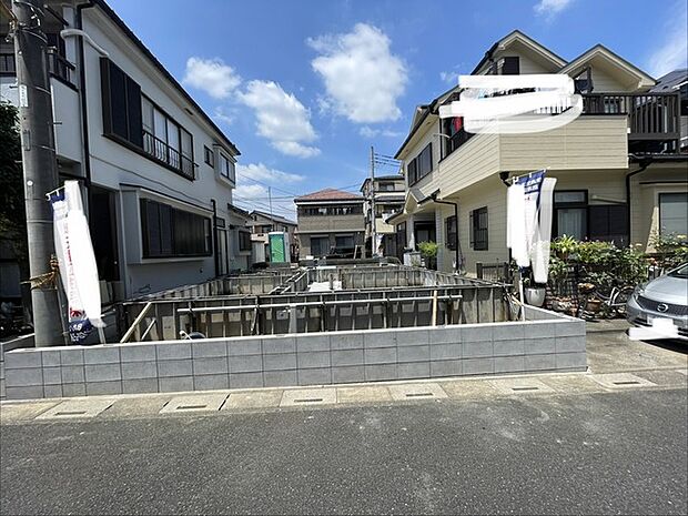 穏やかな住宅街に溶け込み、新しい暮らしの始まりを感じさせるすっきりとした敷地です。