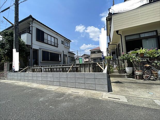 住宅街に溶け込む落ち着いた佇まいで、新たな暮らしの可能性を静かに育む心地よい空間です。