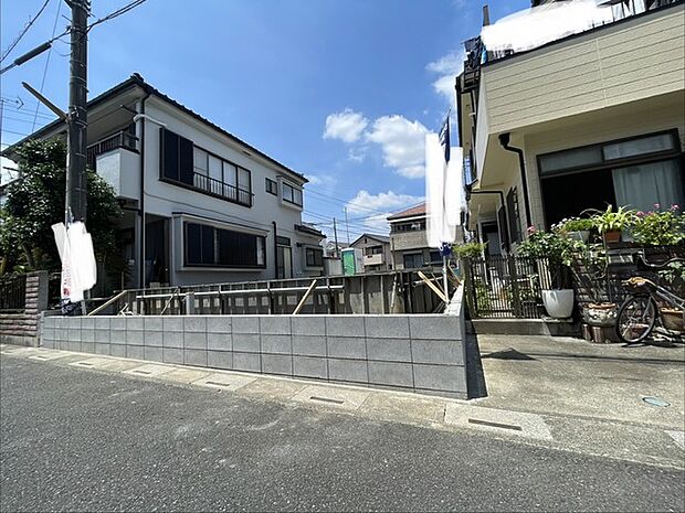 落ち着いた住宅街の空気を肌で感じながら、これからの暮らしを思い描ける穏やかな環境です。