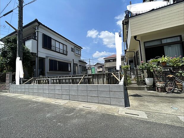 空が広く見渡せる開放的な環境で、穏やかな暮らしのベースとなる心地よい街並みに馴染む立地です。