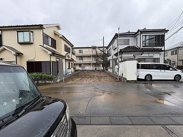 周辺環境と調和しながら、理想の暮らしを描き出せる落ち着いた佇まいの敷地です。
