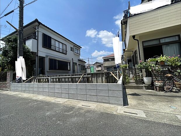 穏やかな空が広がり、新しい暮らしの始まりを静かに予感させるゆとりある敷地です。