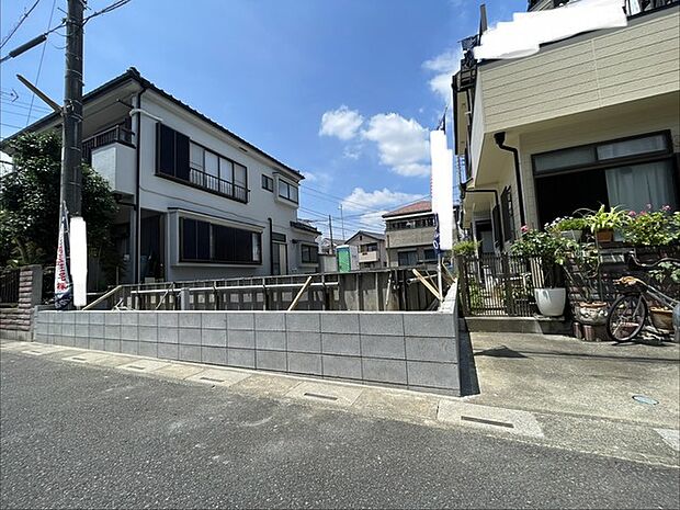 周囲の建物と調和する穏やかな住宅街に位置し、これからの暮らしの可能性が広がるすっきりとした区画です。