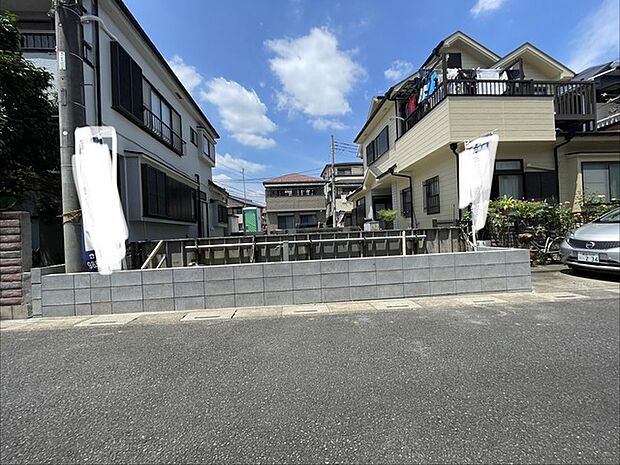 穏やかな住宅街に位置し、これからの暮らしを自由に描き出せる開放的な土地です。
