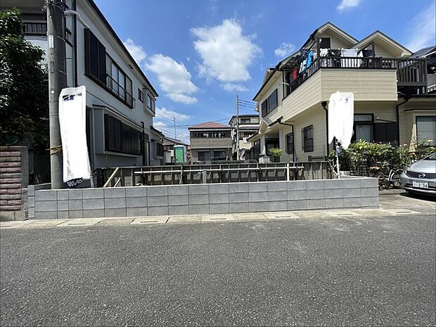 空が広がる穏やかな住宅街に位置し、これからの暮らしを自由に描き出せる開放感のある敷地です。