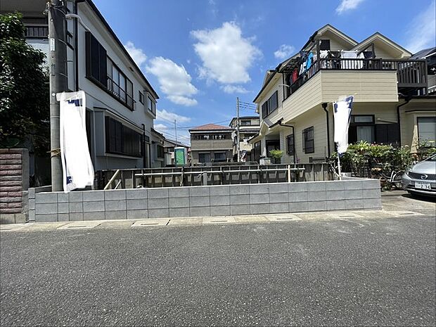 穏やかな住宅街に位置する、これからの暮らしを自由に描き出せるすっきりとした敷地です。