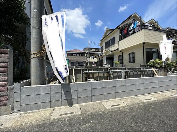 穏やかな空気が流れる住宅街の一角にあり、日々の暮らしをゆったりと育んでいける落ち着いた住環境です。