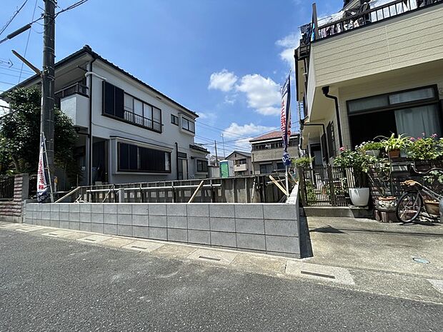 閑静な住宅街の一角にあり、新しい暮らしの始まりを静かに予感させる落ち着いた佇まいです。