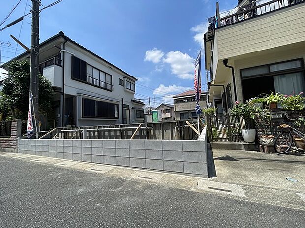 穏やかな空が広がる閑静な住宅街で、暮らしの新しい可能性を描き出せる落ち着いた住環境です。