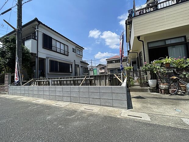 空が広がる穏やかな住宅街の中で、新しい暮らしの舞台となる静かな場所が待っています。