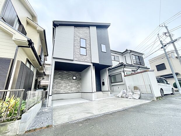 洗練された配色と直線的なデザインが際立つスタイリッシュな佇まい