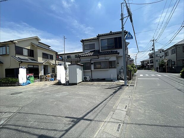 穏やかな空気が流れる住宅街に位置し、日々の暮らしに心地よいゆとりを感じさせる落ち着いた環境です。