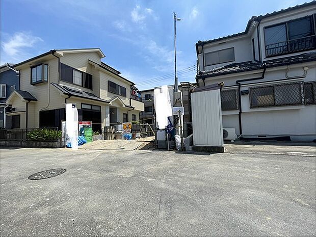 閑静な住宅街に位置し、穏やかな日常が流れる落ち着いた住環境が魅力です。