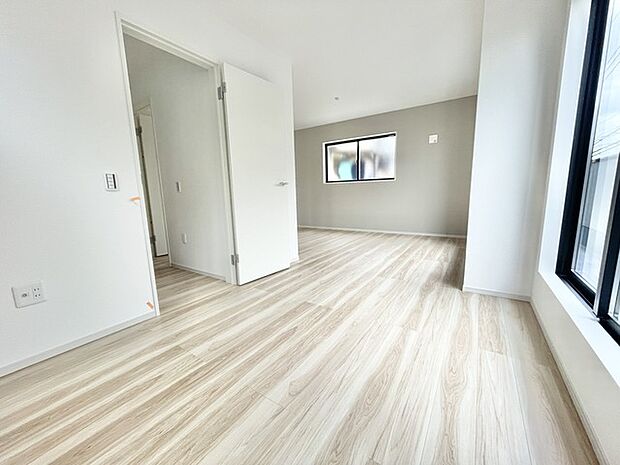 柔らかな色合いの木目が広がり、自然体で過ごせる心地よい空間が広がっています。