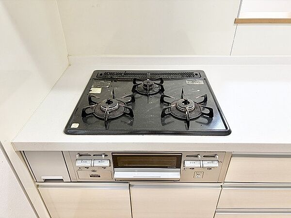 日々の暮らしを支える機能的な空間として、シンプルに整えられた清潔感のある佇まいです。