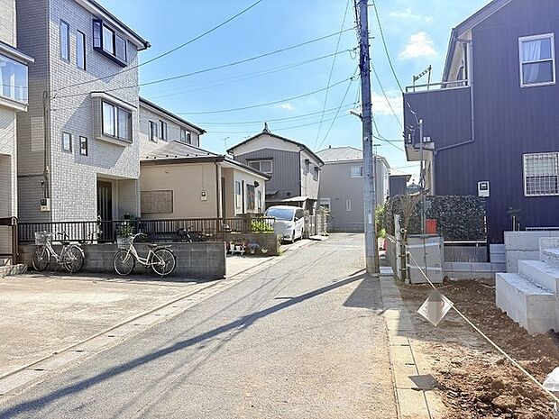 穏やかな空気が流れる閑静な住宅街で、日々の暮らしがゆったりと過ぎていく心地よい環境です。
