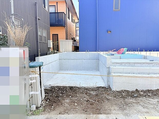 住まいの基礎が形づくられ、これから新しい暮らしが描き出されていく期待感に満ちた風景です。