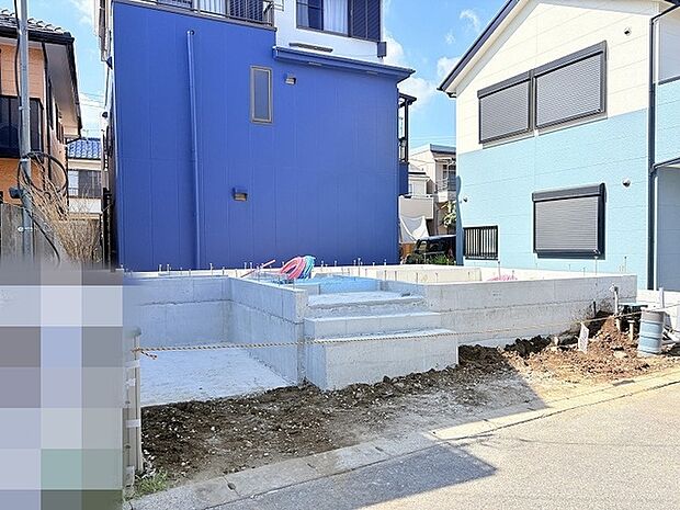 住まいの基盤となる基礎工事が完了し、新たな暮らしの始まりを静かに予感させる整った敷地です。