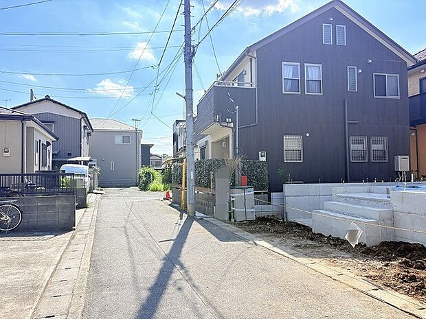 空が広く見渡せる静かな住宅地で、穏やかな日常の風景が広がっています。