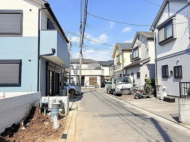 穏やかな住宅街に位置し、落ち着いた日々の暮らしを感じさせる閑静な住環境が広がっています。