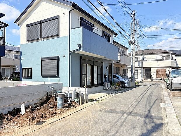 爽やかなブルーの外壁が周囲の街並みに映え、落ち着いた暮らしを予感させる佇まいです。