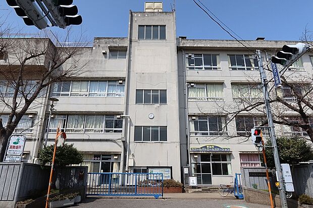 両新田小学校（700m）