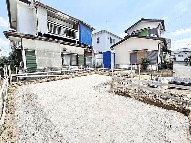 理想の住まいをゼロから描き出すための、開放感のある広々とした敷地が広がっています。