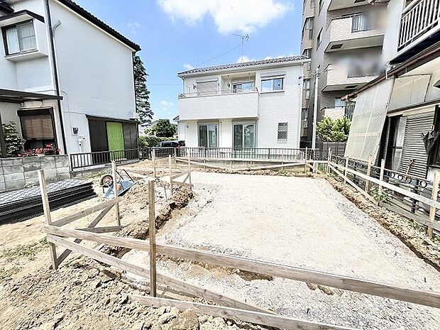 理想の住まいを形にするための、開放的で整った広がりを感じさせる敷地です。