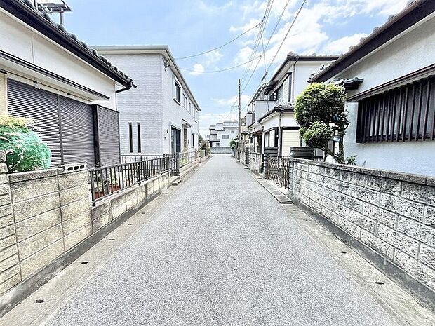穏やかな空気が流れる閑静な住宅街で、日々の暮らしに安らぎを感じられる落ち着いた環境です。