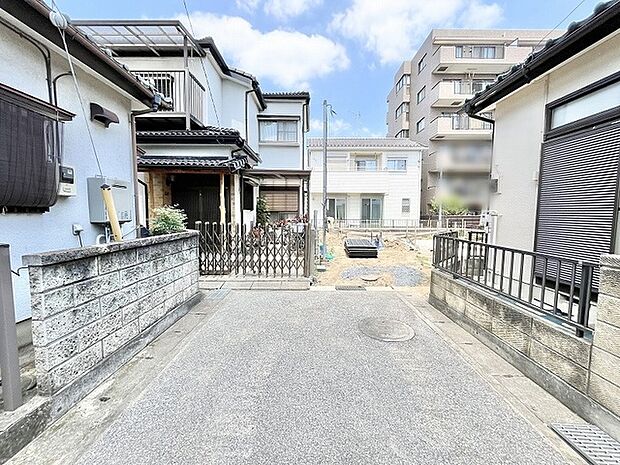 周辺の住環境と調和しながら、穏やかな日常が流れる落ち着いた街並みの風景です。