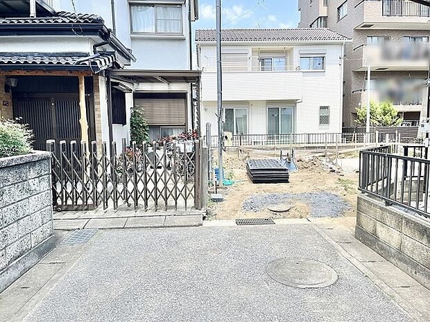 閑静な住宅街の中にあり、周囲の落ち着いた環境に溶け込む穏やかな佇まいです。