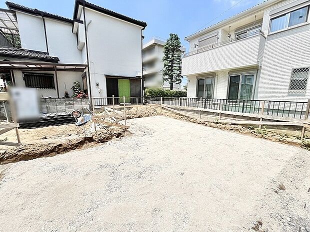 穏やかな住宅街に位置する、理想の住まいを描くためのゆとりある広さが確保された土地です。