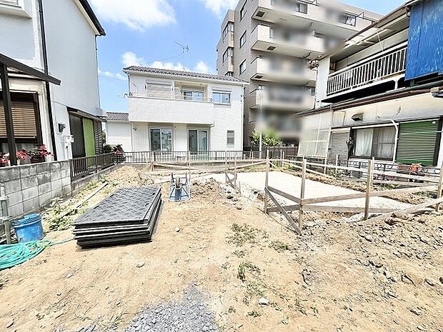 理想の住まいをゼロから描ける、ゆとりある敷地が広がる開放的な空間です。