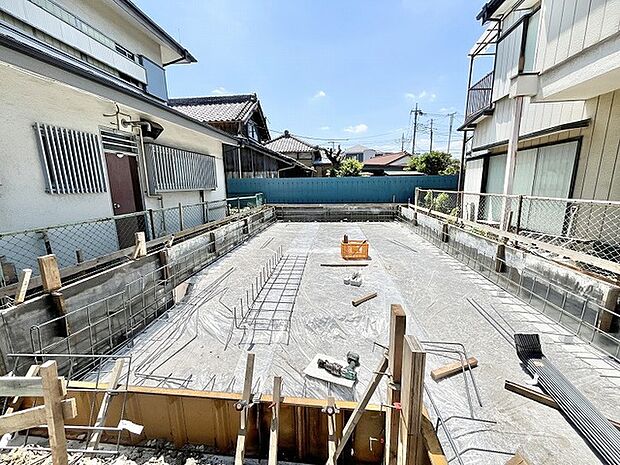 これから始まる新しい暮らしの基盤として、着実な工程を重ねていく住まいの始まりの風景です。