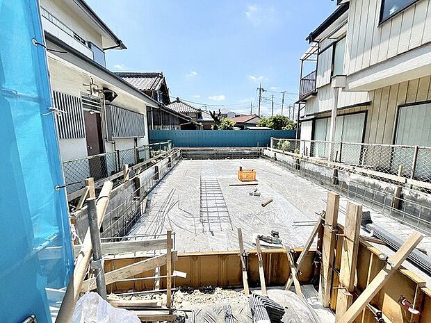 新しい住まいの基礎が着々と築かれ、完成に向けた期待が膨らむ開放的な敷地風景です。