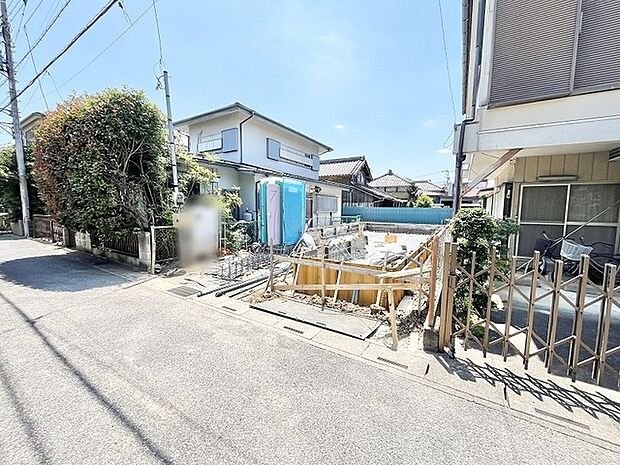周囲の落ち着いた景観に溶け込む、将来の暮らしを自由に思い描ける住環境が整った土地です。