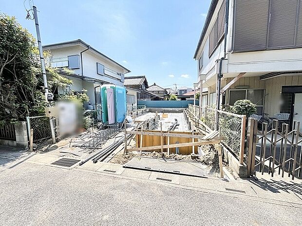 理想の住まいを形にするための基礎が整い、新しい暮らしの始まりを感じさせる静かな敷地です。