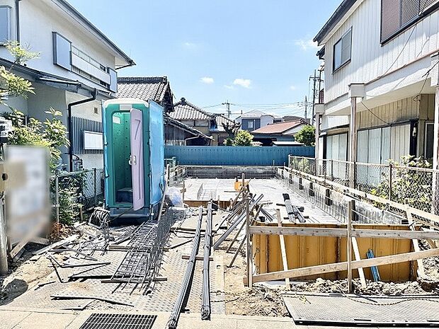 新しい暮らしの始まりを感じさせる、静かな環境に整えられた建築の準備が整いつつある敷地の様子です。