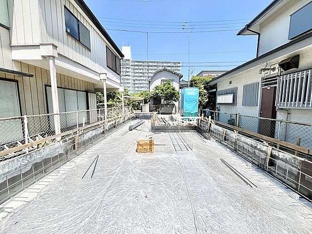 新しい住まいが形作られていく、期待感に満ちた静かな風景が広がっています。