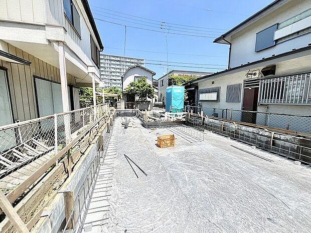 新しい暮らしの基盤となる、静かで落ち着いた街並みに溶け込む土地の様子です。