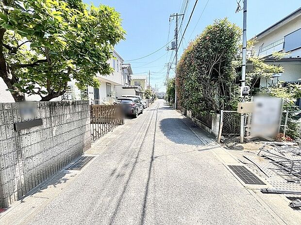 緑豊かな植栽が街並みに彩りを添える、閑静な住宅街らしい落ち着きある周辺環境です。