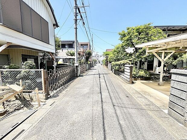 穏やかな住宅街の風景が広がり、日常の落ち着きと静けさを感じさせる暮らしの拠点がここにあります。