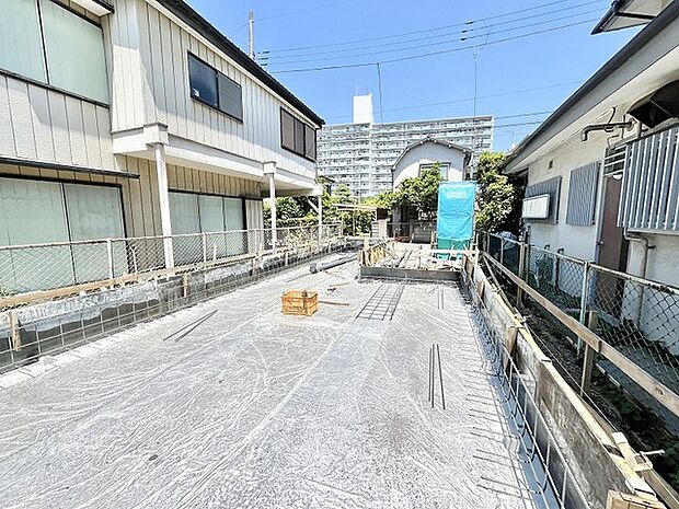 静かな住宅街に位置する、これからの暮らしの可能性が広がる新しい基盤が整えられた敷地です。