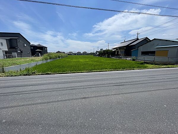 青い空がどこまでも広がり、のどかな風景と清々しい空気に包まれた開放感あふれるロケーションです。
