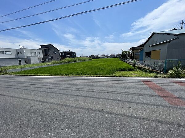 どこまでも広がる空と豊かな緑が心地よく、のどかな時間が流れる穏やかな環境です。