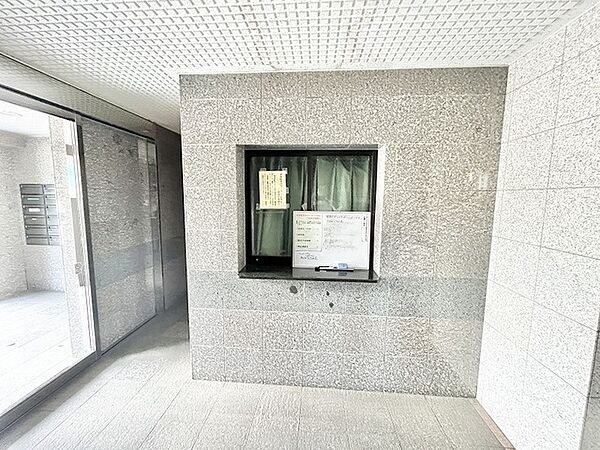 石材の質感が重厚感を醸し出し、訪れる人を静かに迎え入れるエントランスホールです。